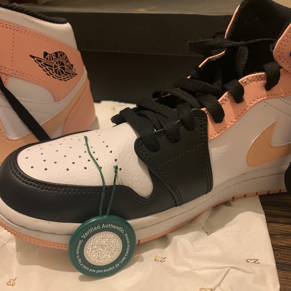 Jordan 1 mid arctic orange black toe WITH BOX AND AUTHENTIC STOCKX TAG